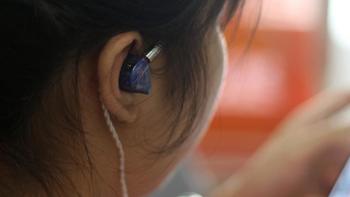 普通手机也能出好声音？搭配六月船歌这幅入耳式圈铁耳机：它真的行！