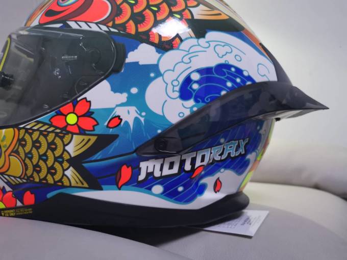 摩雷士r50s的锦鲤款式是稀缺品,很幸运那么早拿到这头盔,和老款r50比