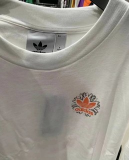 Adidas背儿有大图案的logo衣服 