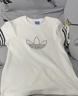 Adidas的白色运动t恤 