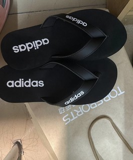 Adidas的夹脚拖鞋 