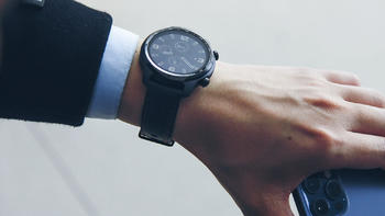 低调又迷人的商务风智能手表，也能让运动更有温度
