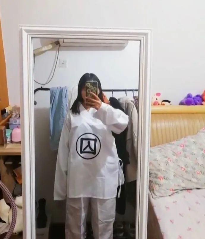 网友购买汉服盲盒竟然喜提囚服？热心网友赶紧送上“神配饰”～