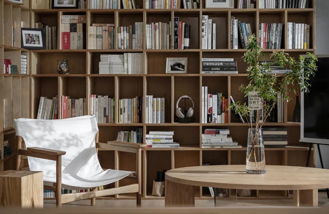 172㎡复式书香宅l型书架墙开放公区地台仿佛置身图书馆