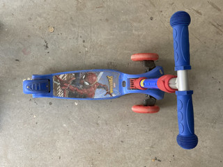 大人都能滑？迪士尼蜘蛛侠滑板车