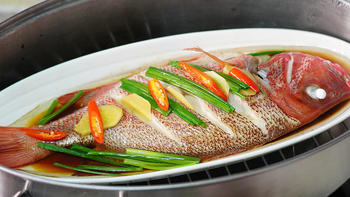 做清蒸鱼时，用冷水还是热水？用错了鱼肉干柴发硬，而且还腥味大