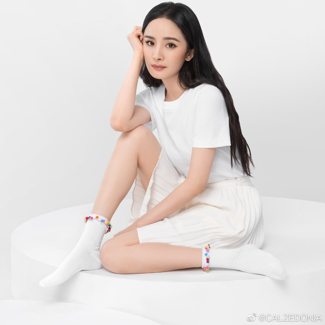 杨幂身穿MO&Co. 2021夏季修身廓形白色套装-搜狐大视野-搜狐新闻