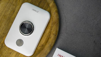 吸附在手机上的充电宝——iWALK磁吸充电宝