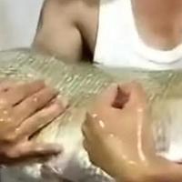 四川大哥钓上“罕见翘嘴鱼”，1米多长，抱着有点吃力