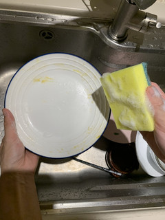 浓缩多效不伤手，一滴能洗好多碗的洗洁精
