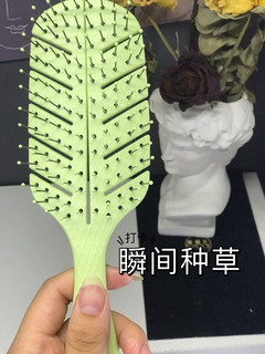 秃头星人手中被注入魔法的WETBRUSH