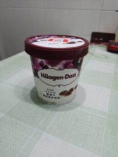 在家里吃哈根达斯葡萄干朗姆酒冰淇淋