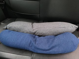 MUJI和名创优品的两个U型枕对比