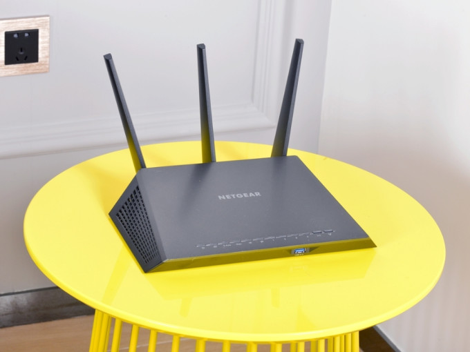 美国网件r7000 变形金刚版路由器怎么样 可玩性直追nas的路由,新版