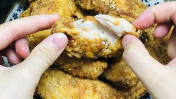 炸鸡翅时，裹面粉还是面包糠？很多人没做对，难怪鸡翅油腻不酥脆