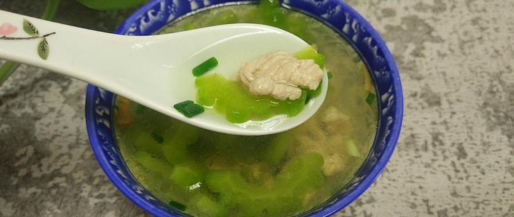 苦瓜肉片汤这样做 苦瓜翠绿不变色 夏季居家必备的降火汤 蔬菜 什么值得买