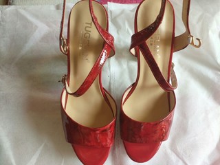 红色漆皮一字扣凉鞋！夏日必备高颜值美物！