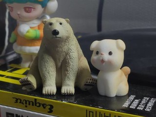 桌面上的白狗熊。