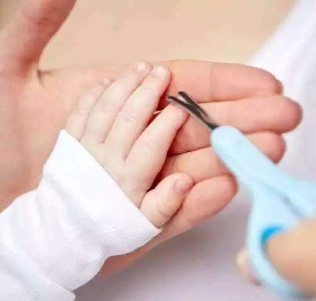宝宝什么时候可以剪指甲，未满月可以吗？