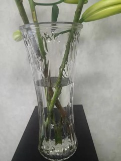 花瓶是玻璃材质,很厚实