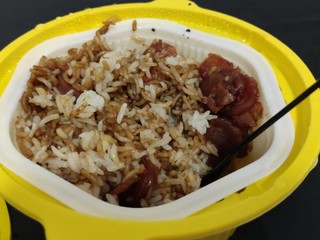 大龙燚跨界自热米饭：配菜少了点