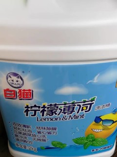 一次只需一点的清洁力很强的高品质洗洁精