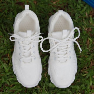 这款白鞋，飞织鞋面轻质底，疏水抗污易打理