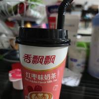 夏日自己泡一杯奶茶冰上