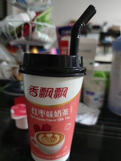 夏日自己泡一杯奶茶冰上