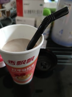 夏日自己泡一杯奶茶冰上