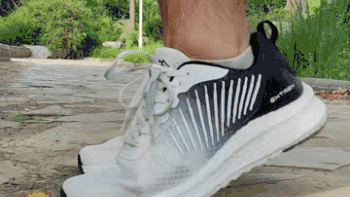 爆米花中底设计，运动轻盈回弹：天越Coolmax透气抗菌跑鞋体验