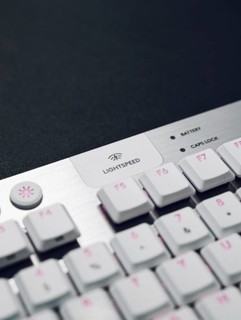 罗技这款白色机械键盘也太好看了吧