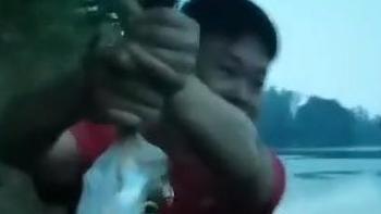 四川富顺男子钓上大量翘嘴鱼，却只带走1条，网友：这鱼不能吃？