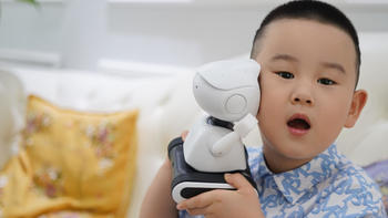 暑期看娃神器？监控、学习、陪伴多合一的机器人值得买吗？