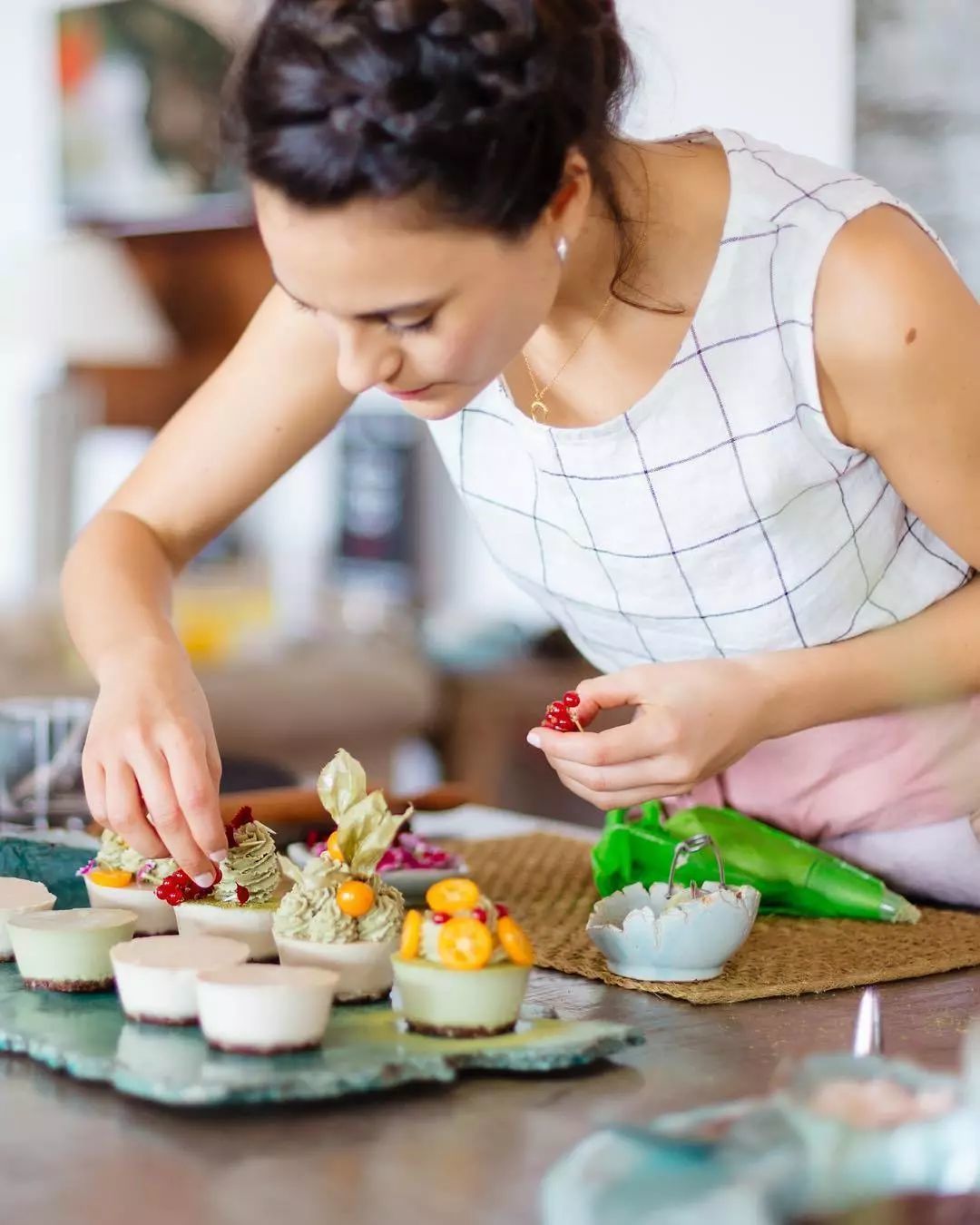 太厉害了,她是甜品界长不胖的甜品师,凭着素食装饰蛋糕风靡全球,吸粉