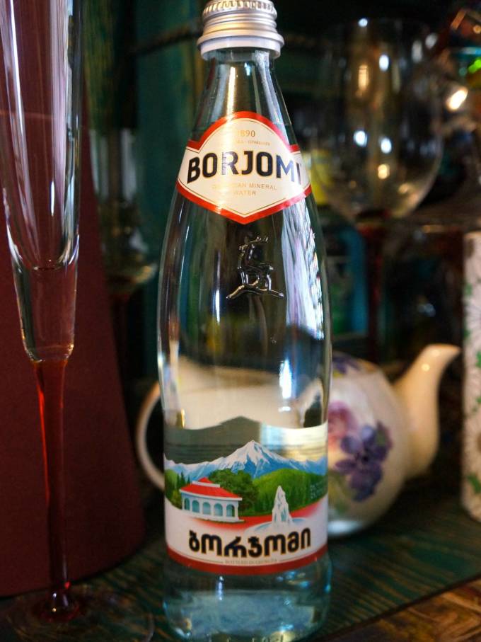 来自高加索山脉波尔若米山谷水源地,地下8000米的深岩矿泉水,富含人体