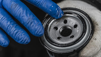 关于发动机漏油，机油滤清器表示有的“锅”真背不了