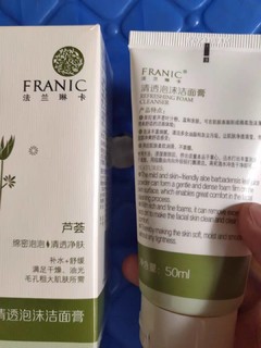 洁面乳泡沫很丰富,清淡自然