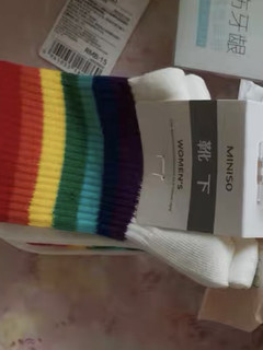 这款彩虹袜让我今天的心情美美的