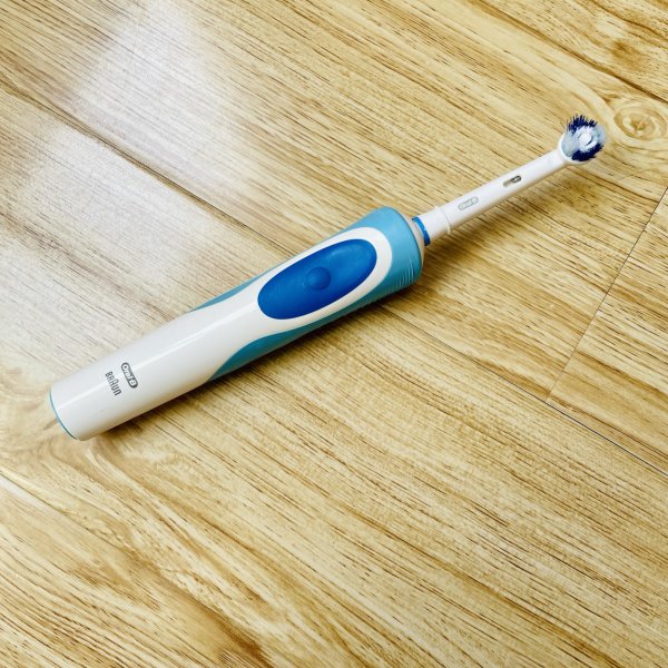 oralb欧乐bd12电动牙刷入门款