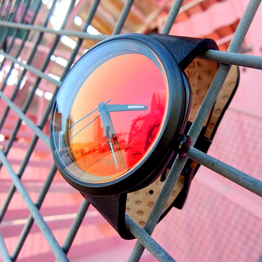 当把太阳镜用到手表上，OFFSTAGE秘镜手表做到了梦幻与现实相碰