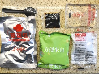 菜不少，还有肉，这碗米饭值了！