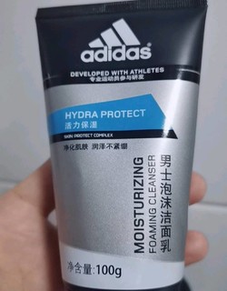 Adidas的沐浴套装