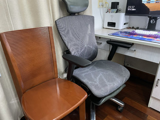 十年木椅子换了人体工学椅，太舒服了