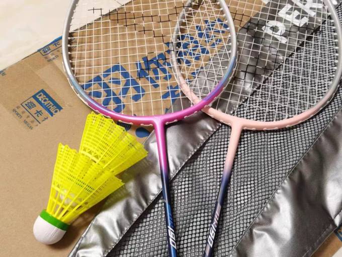 迪卡侬羽毛球拍