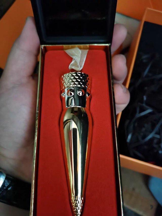 Christian Louboutin 金管丝绒哑光唇膏#013M Rococotte玫瑰豆沙