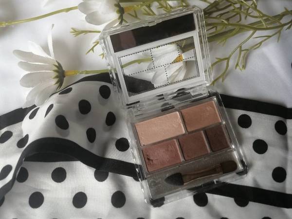 新手必备眼影盘，小巧便携不浪费