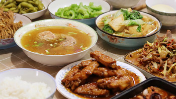 市井生活 篇二十一：郑州一家6口的午餐，7菜1汤，吃得不精致，但一家人能团聚就是幸福 