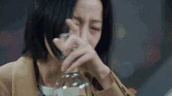 穿搭教科书 篇一：《我在他乡挺好的》未播先火！周雨彤颜好会穿，哭出了多少人的辛酸