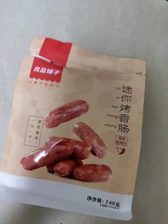 里面的东西非常多,牛肉干,猪肉脯,鱼丸